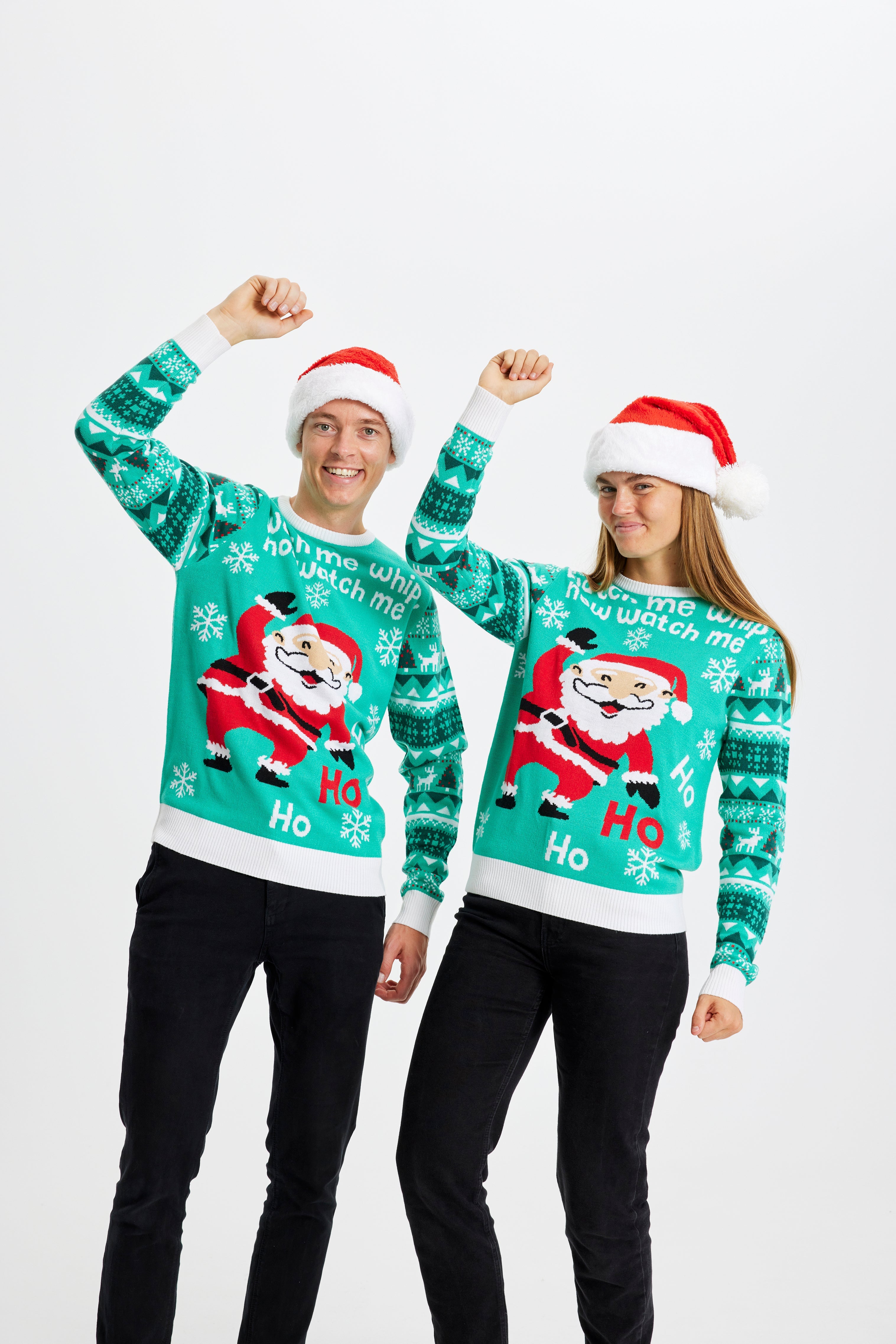 Et par danser sammen og er begge iført en julesweater.